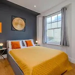 Luxe Coastal Escape L 2-Bedroom Flat Plus Free Parking