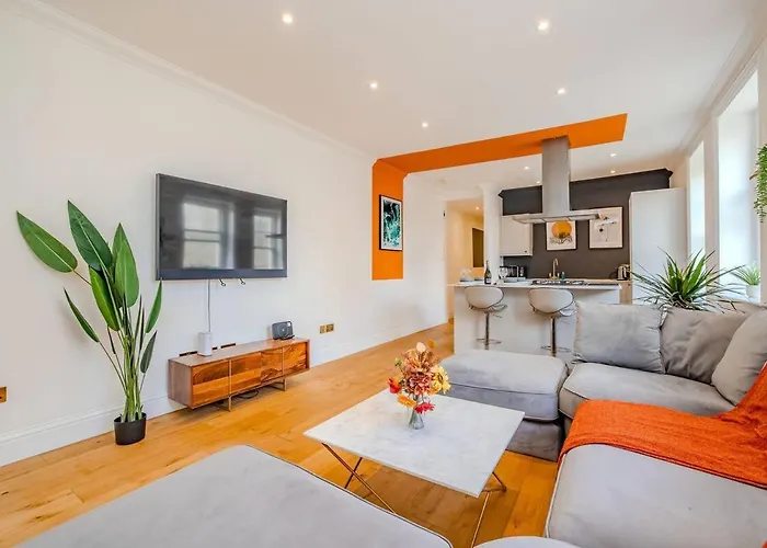 Luxe Coastal Escape L 2-Bedroom Flat Plus Free Parking