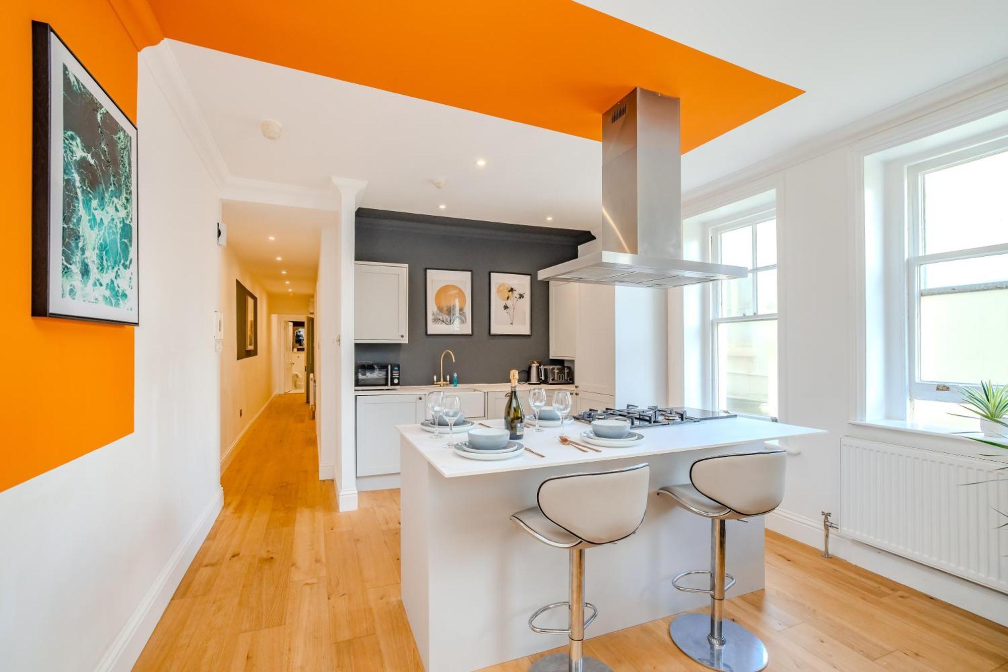 Luxe Coastal Escape L 2-bedroom Flat Free Parking Apartment
