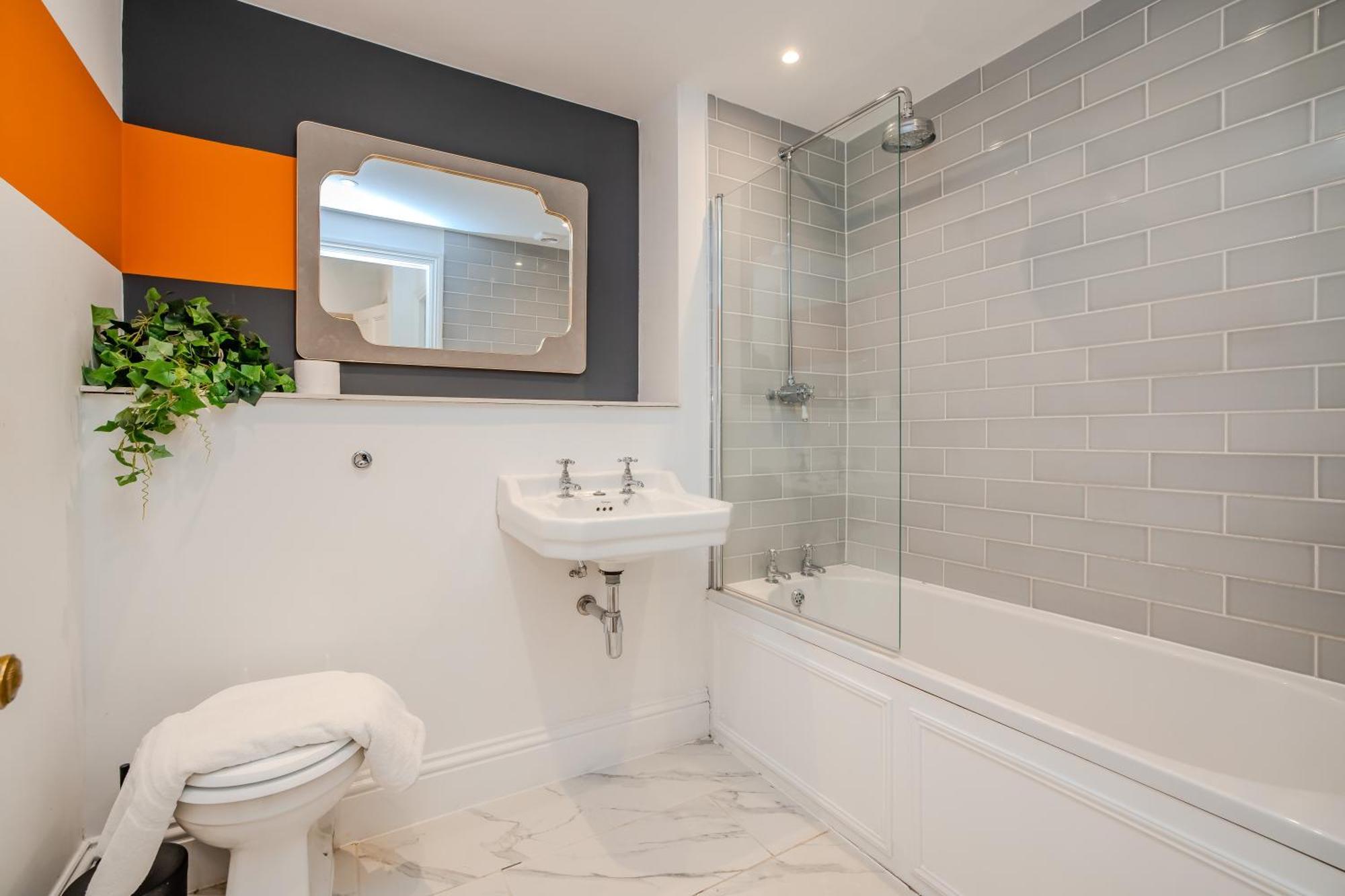 Luxe Coastal Escape L 2-bedroom Flat Free Parking Apartment