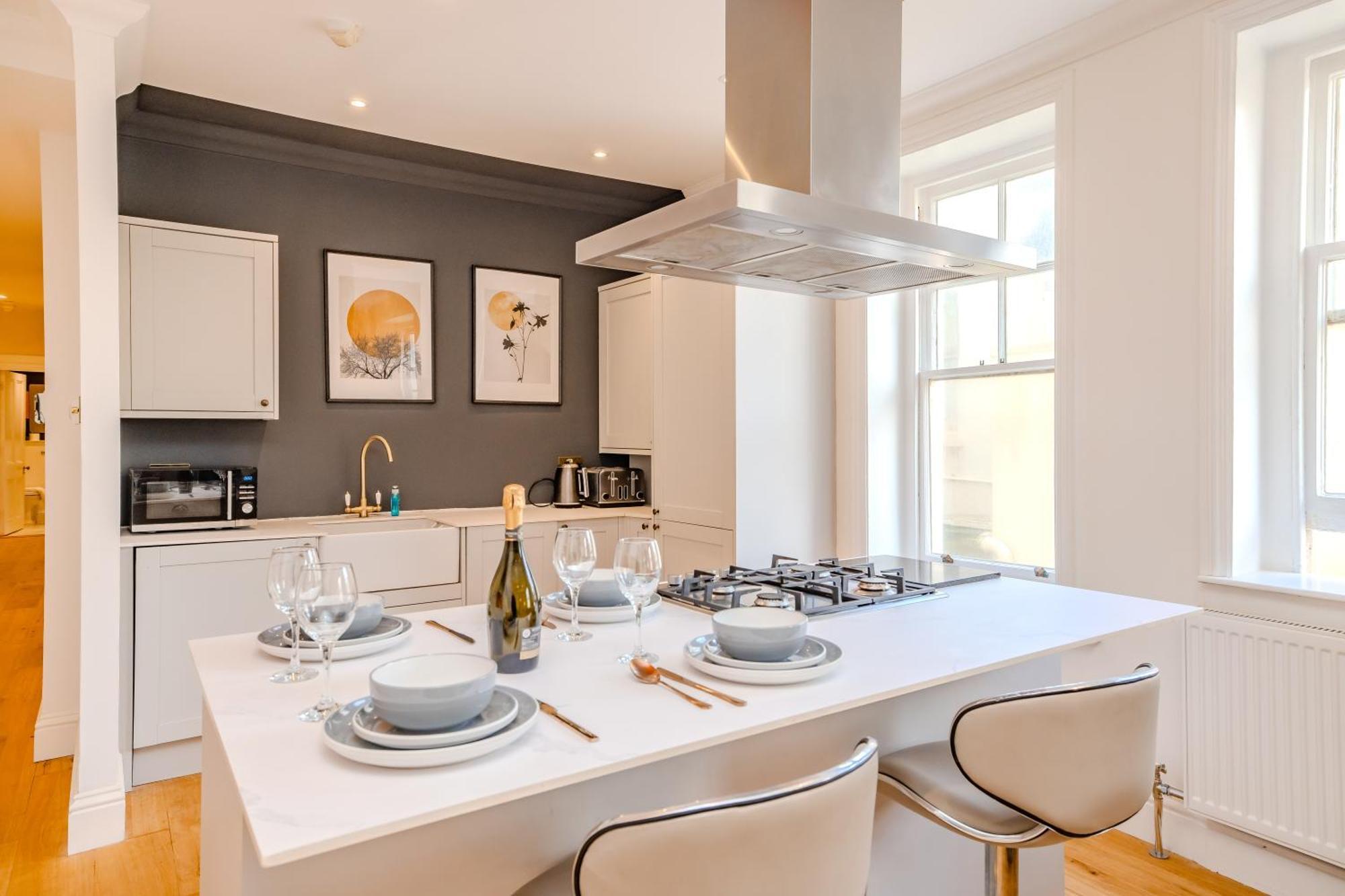 Luxe Coastal Escape L 2-bedroom Flat Free Parking Apartment