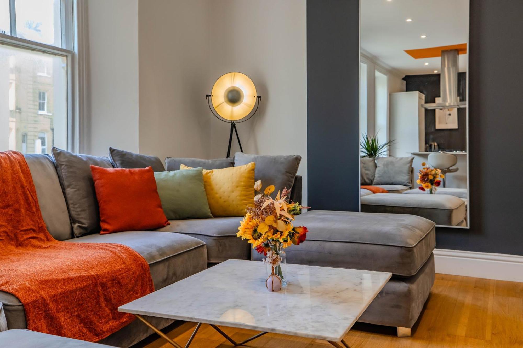 Luxe Coastal Escape L 2-bedroom Flat Free Parking Apartment