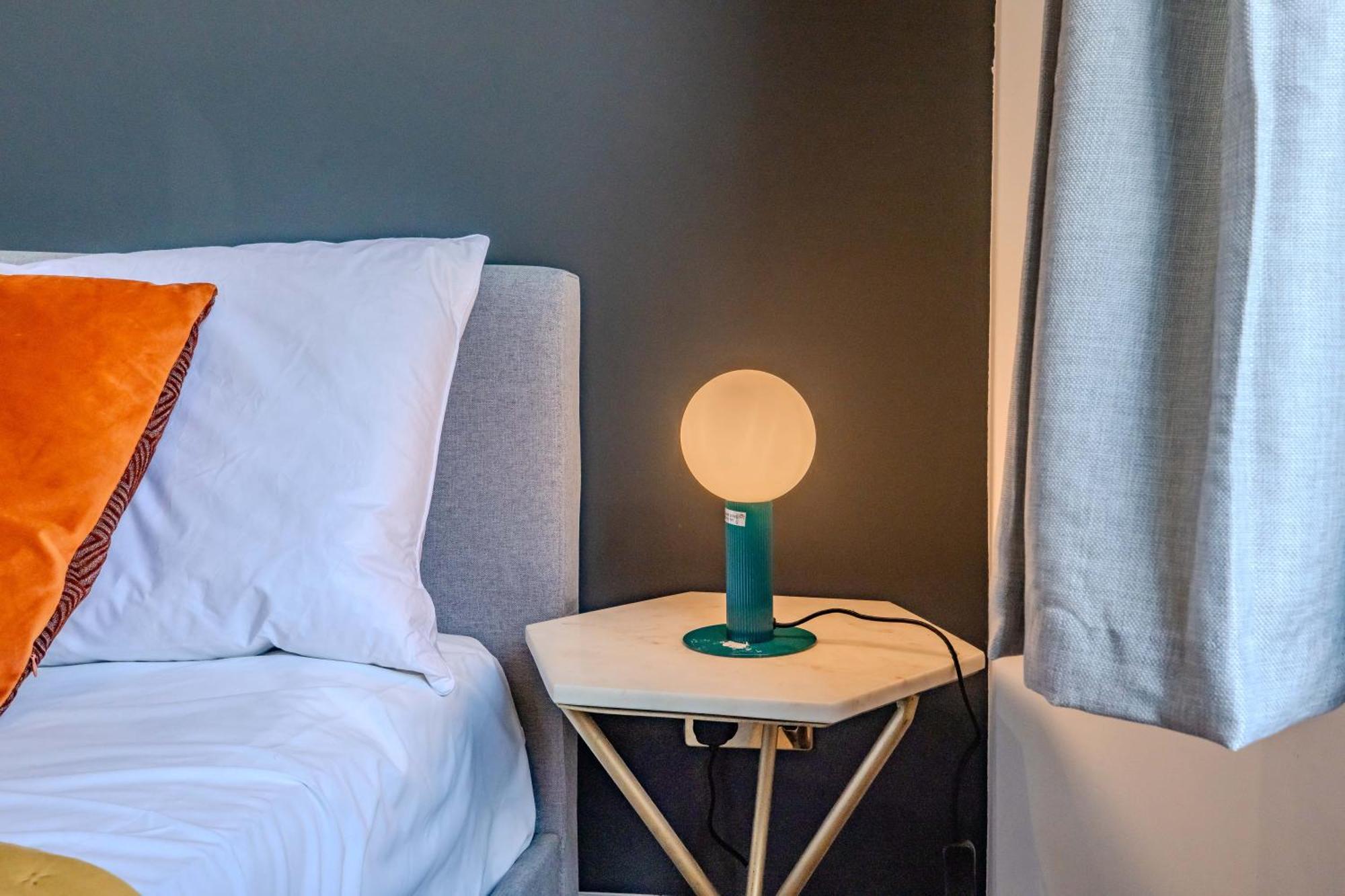 Luxe Coastal Escape L 2-bedroom Flat Free Parking Apartment
